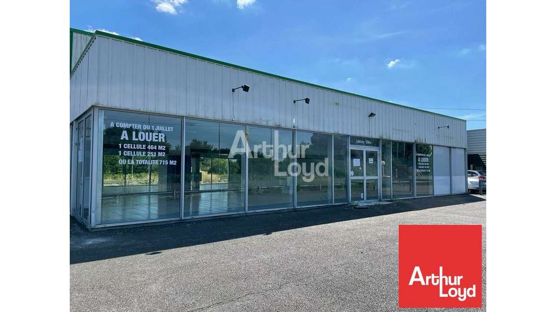 Local commercial de 714m² à louer à Bressuire