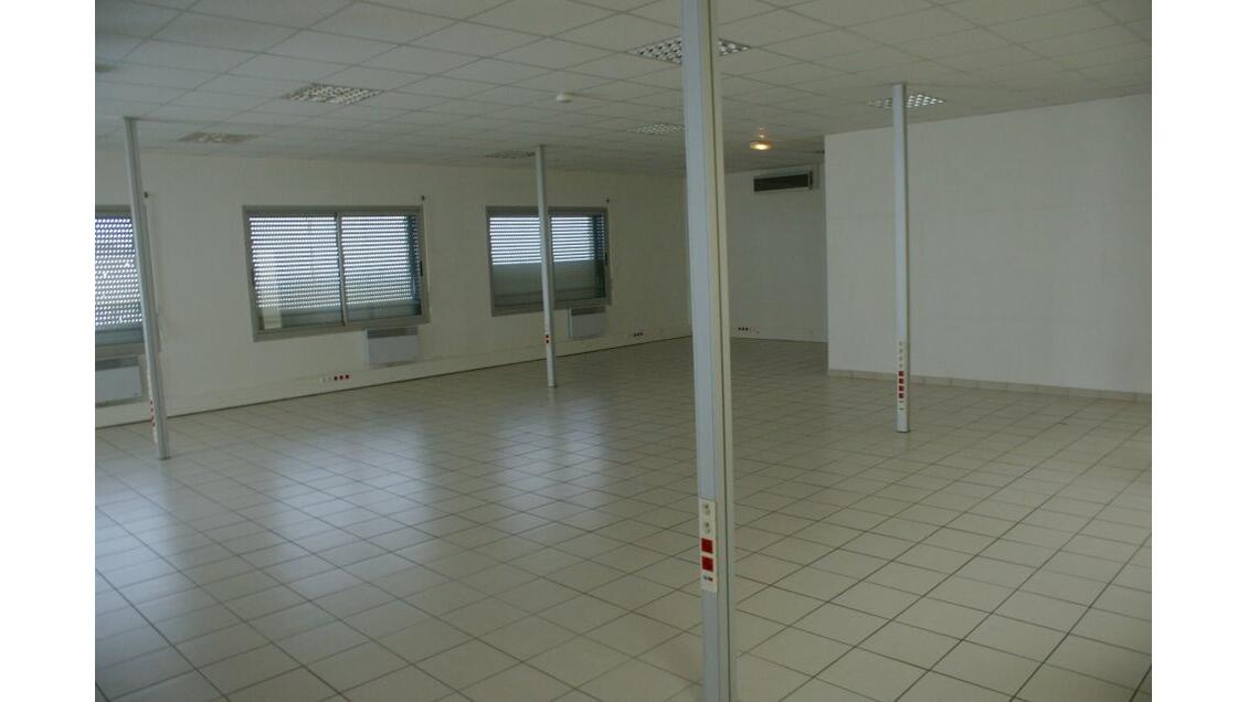 Loue bureau de 575m² à Chauray Mendes France