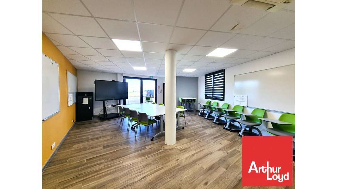 Bureaux de 155m² à louer en RDC à Jaunay Clan