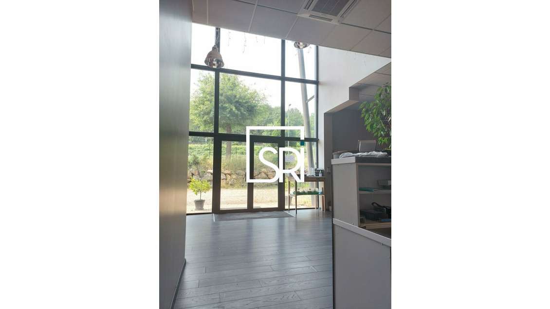 Location bureaux avec showroom 275m² à Coudes