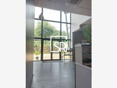 Location bureaux avec showroom 275m² à Coudes