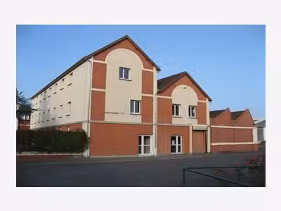 À louer bureaux de 1 000m² à Conty