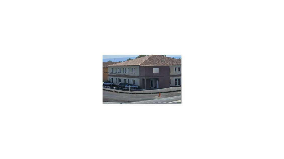 À louer bureaux neufs de 1 000m² à Monteux