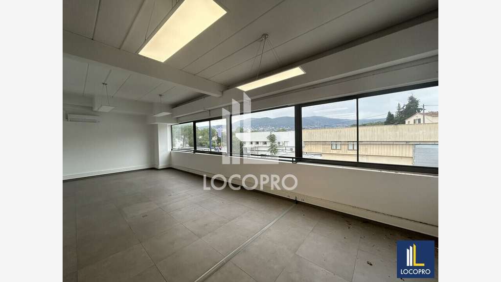A louer bureaux de 370m² divisibles à Grasse
