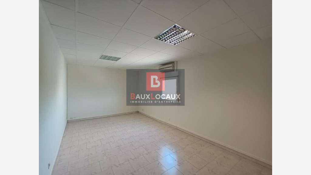 Bureaux 18m² R+1 à louer aux Angles 