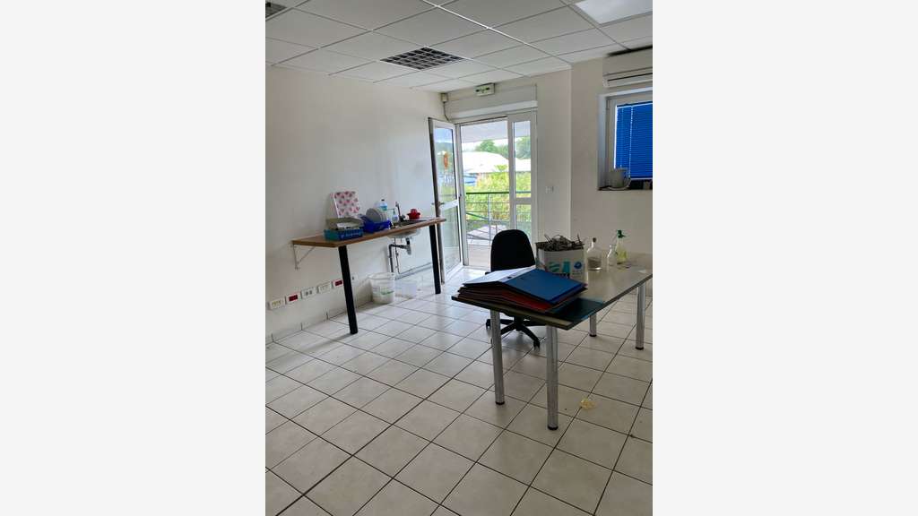 Loue bureaux ou local commercial 185m² Le Lamentin