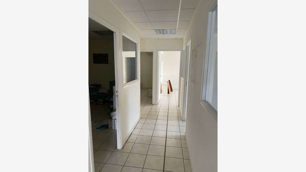 Loue bureaux ou local commercial 185m² Le Lamentin