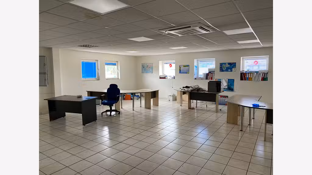 Loue bureaux ou local commercial 185m² Le Lamentin