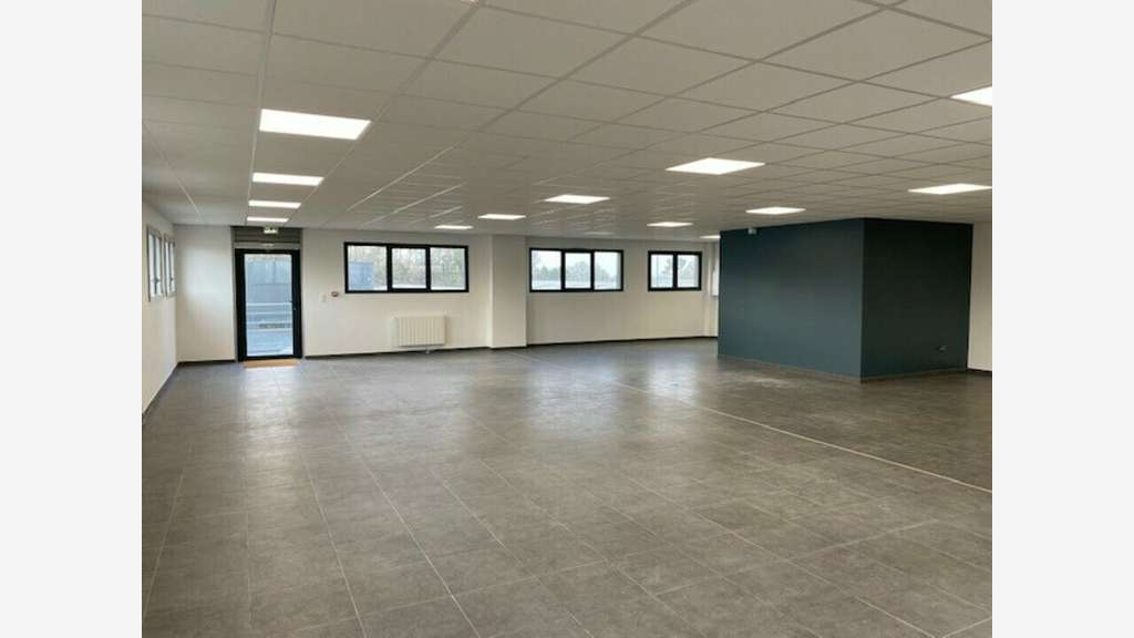 Bureaux 220m² en étage à louer à Plougoumelen