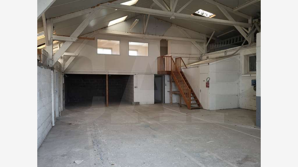 A louer entrepôt bureau de 180m² à Noyal-Pontivy