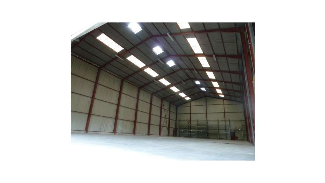 Location entrepôt 2400m² à Branges