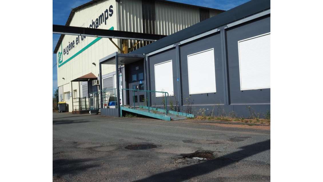 Location entrepôt bureaux de 1 100m² à Blanzy