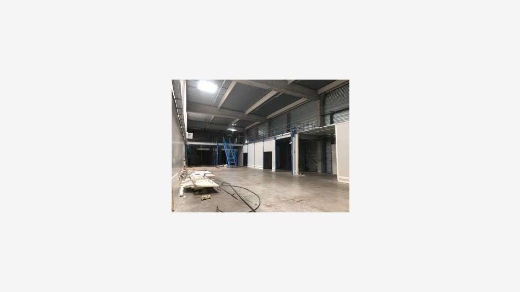 A louer entrepôt de 870m² à Rousset