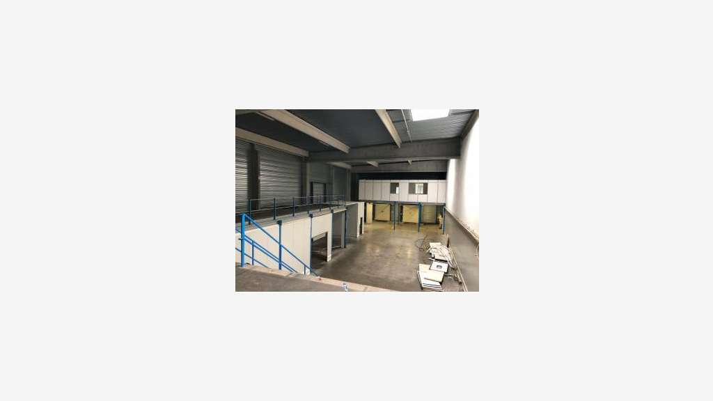 A louer entrepôt de 870m² à Rousset