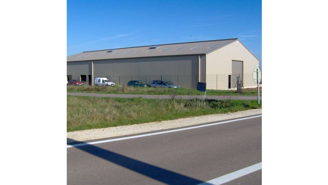 À louer entrepôt de 920m² à Saints en Puisaye
