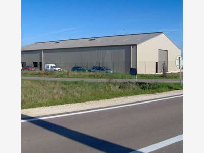 À louer entrepôt de 920m² à Saints en Puisaye