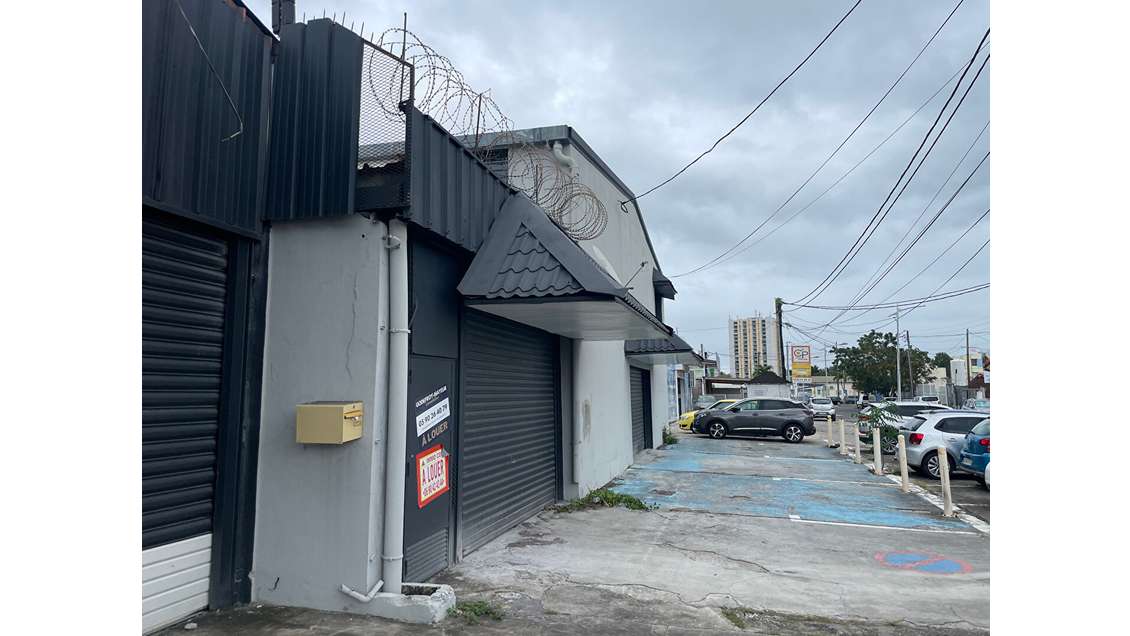 Entrepôt de 770m² en zone commerciale Guadeloupe