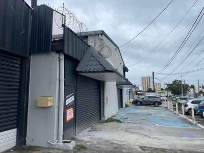 Entrepôt de 770m² en zone commerciale Guadeloupe