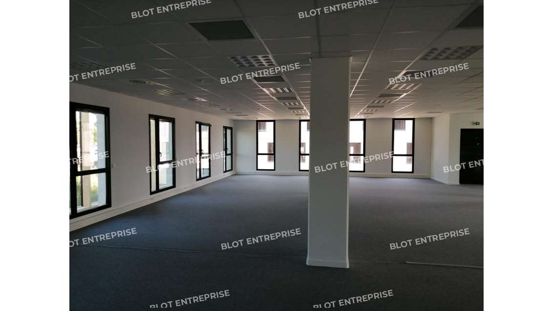 Loue bureaux 802m² à Rennes excellente visibilité