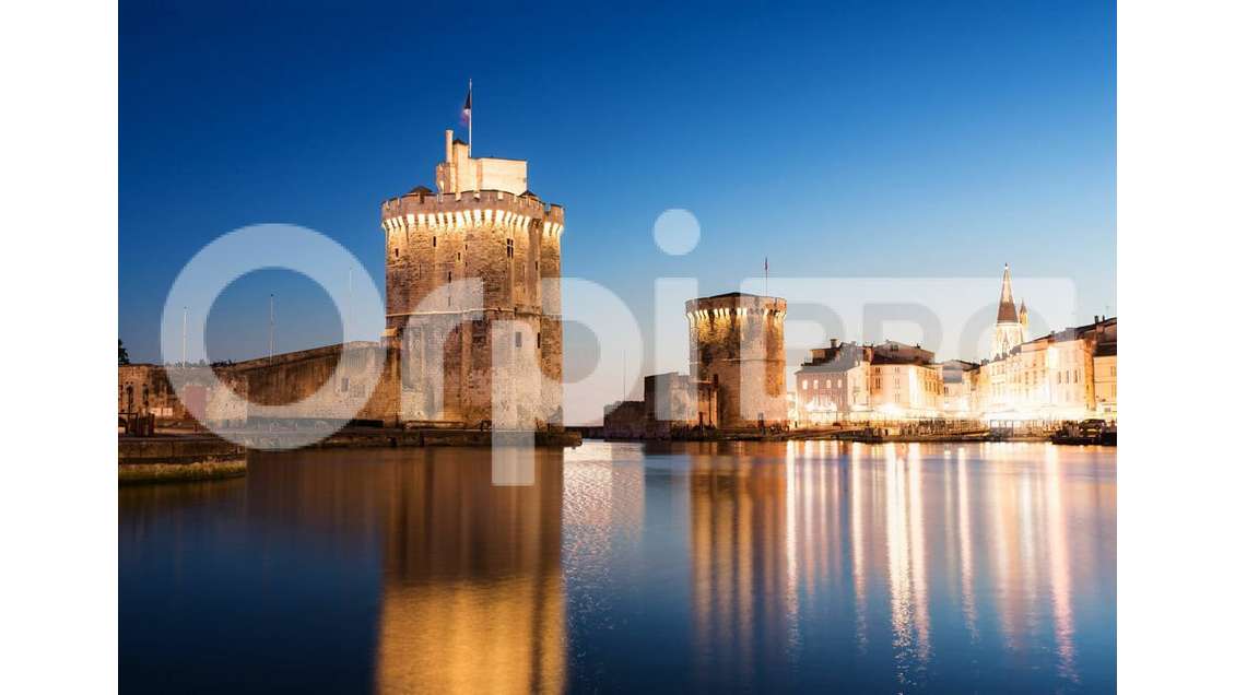 AV bar restaurant angle rues piétonnes La Rochelle