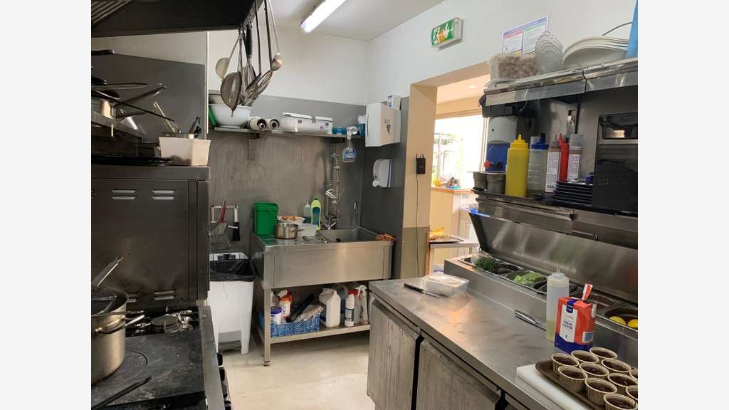 LG brasserie et pizzéria + licence 4 avec logement
