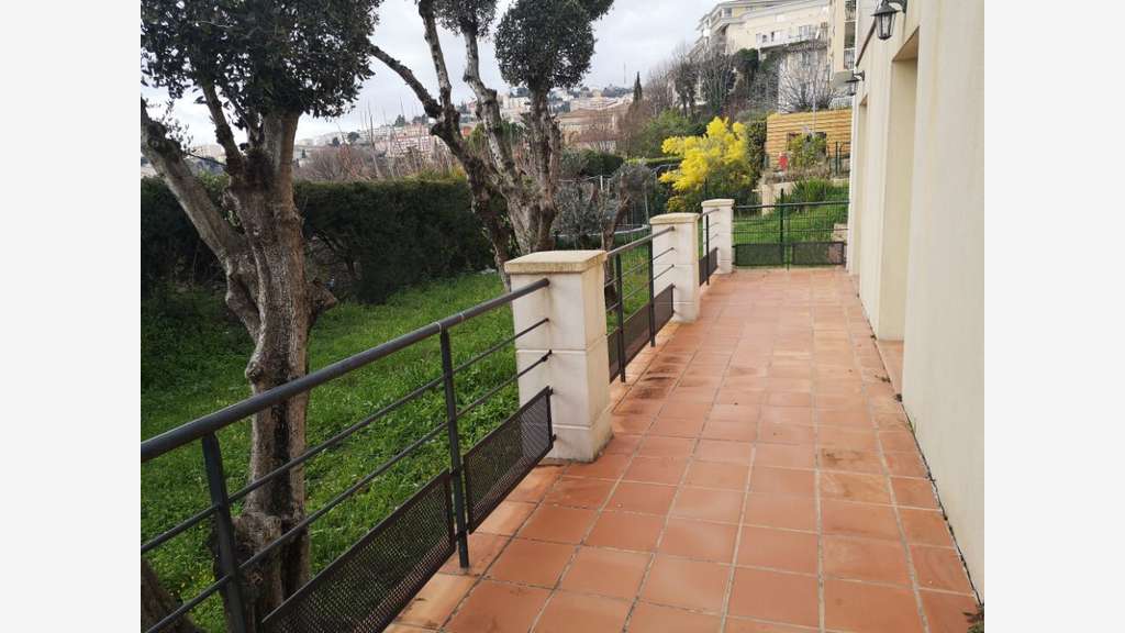 A louer bureaux 63m² en RDJ à Grasse proche Palais