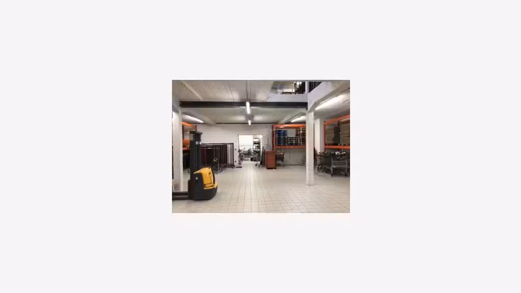 A louer local activité 920m² rénové à La Ciotat