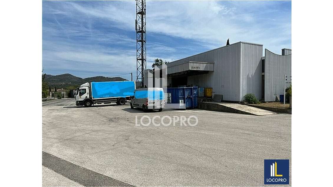 Local activité de 1700m² avec quai à louer le Muy