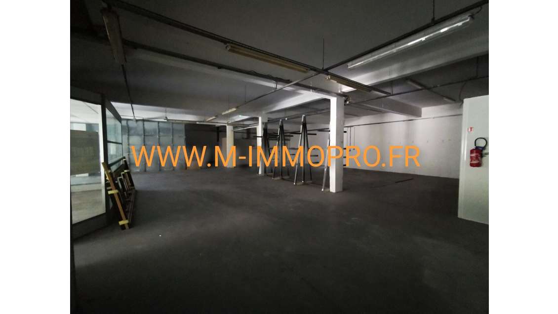 Loue 550m² zone industrielle Saint Laurent du Var