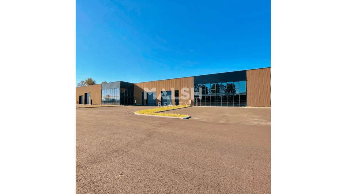 Local d'activité de 1015m² à louer à Amberieux