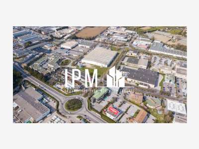 Local activités 2600m² à louer à Aubagne