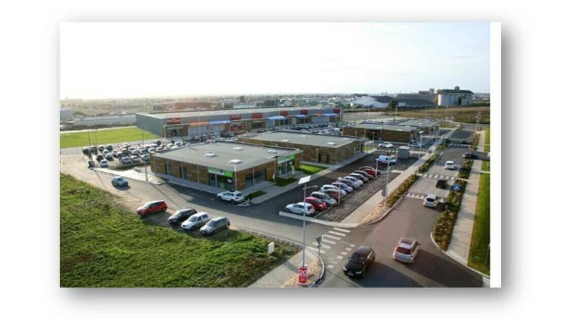 Location local commercial 975m² en ZAC à Cognac 