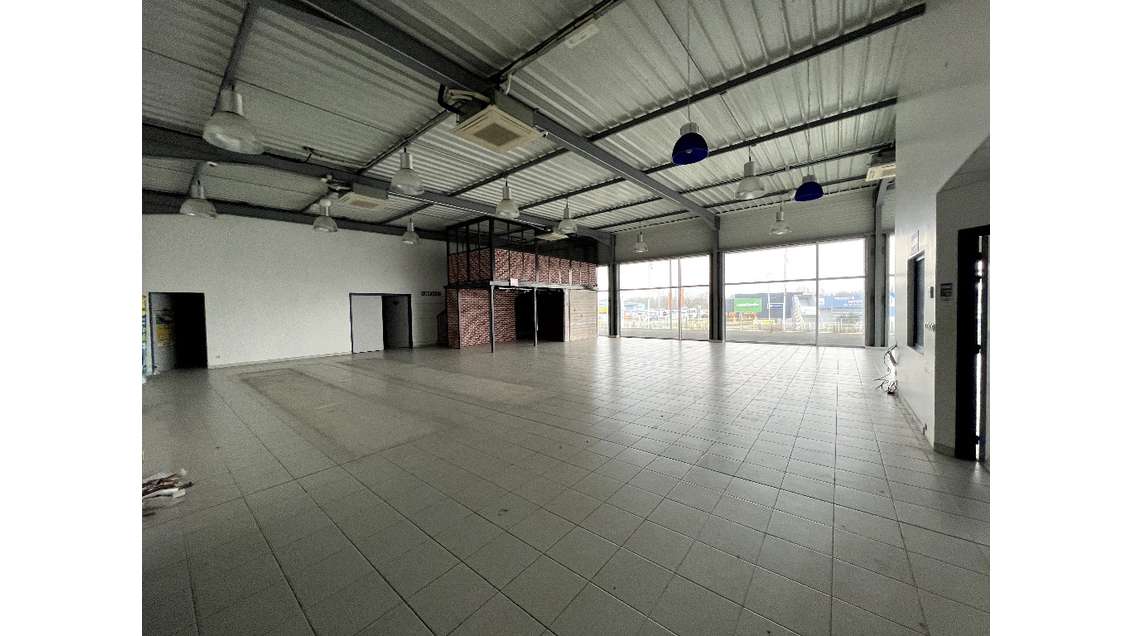 Loue local cial avec atelier/stockage 931m² Angers