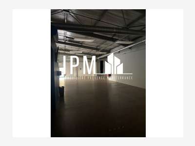 A louer local commercial de 547m² Digne les Bains