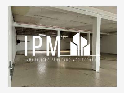 A louer local commercial 611m² Brignoles 83170