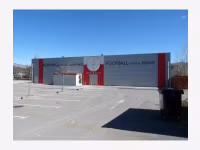 A louer local commercial 815m² en ZAC à Peipin