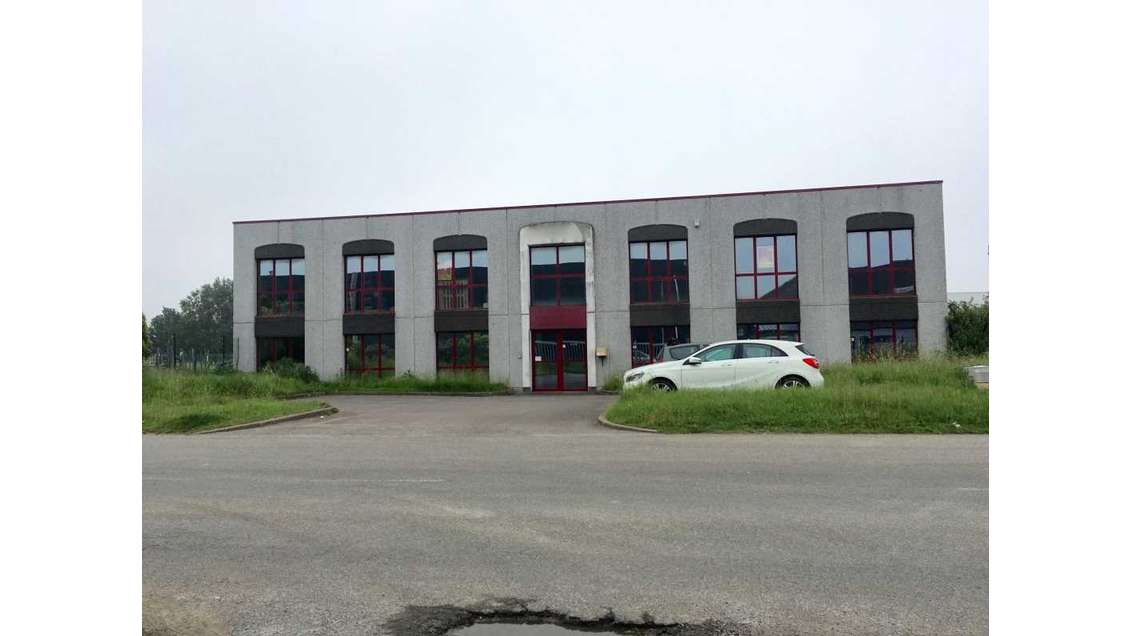 À louer locaux d'activité de 880m² en za à Arques