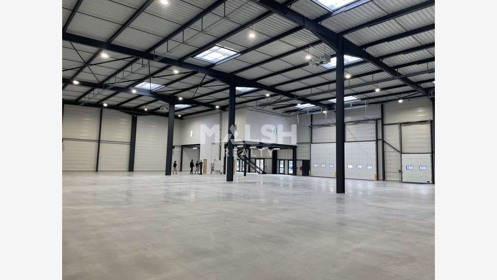 Locaux d'activités de 3.828m² avec quais à louer