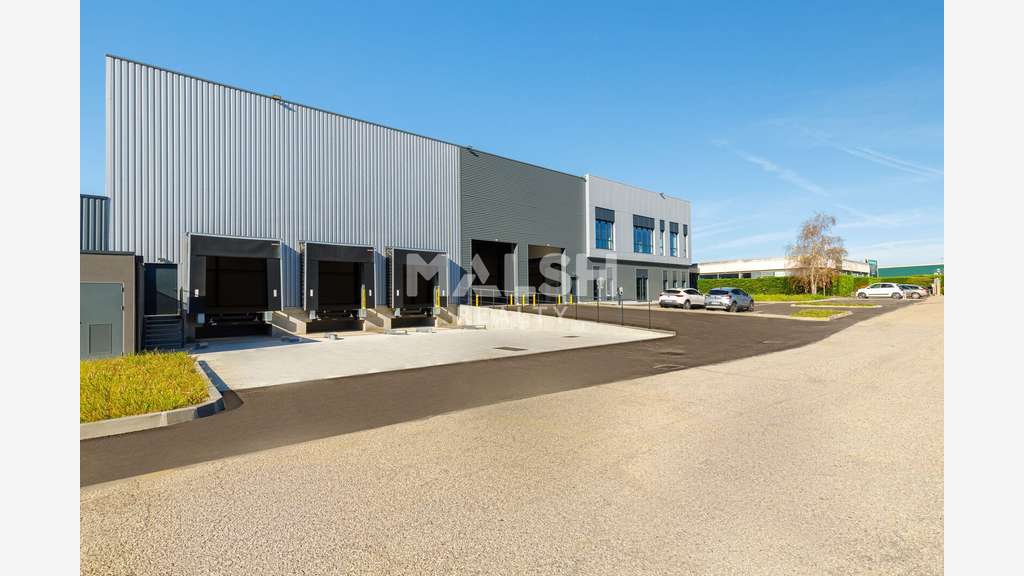 Locaux d'activités de 3.828m² avec quais à louer