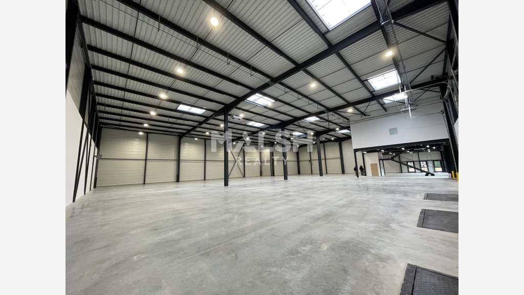 Locaux d'activités de 3.828m² avec quais à louer