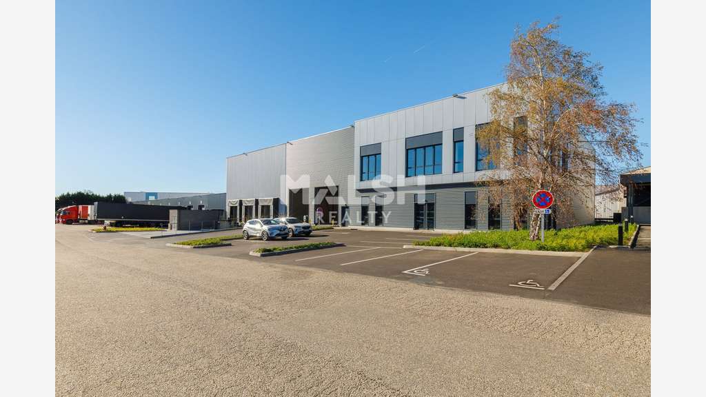 Locaux d'activités de 3.828m² avec quais à louer
