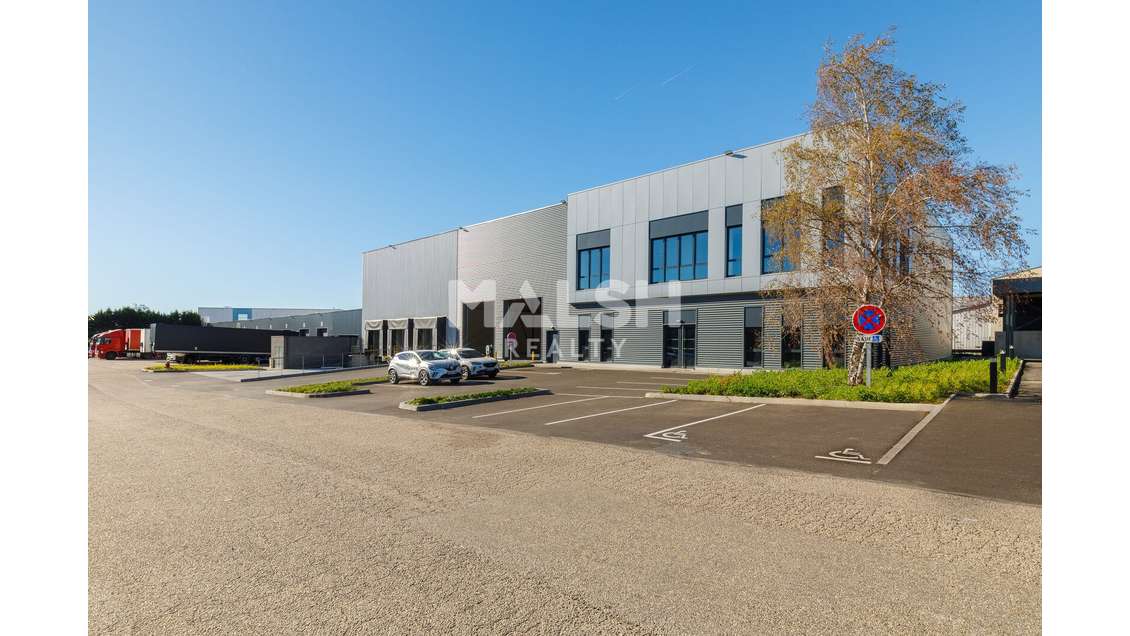 Locaux d'activités de 3.828m² avec quais à louer