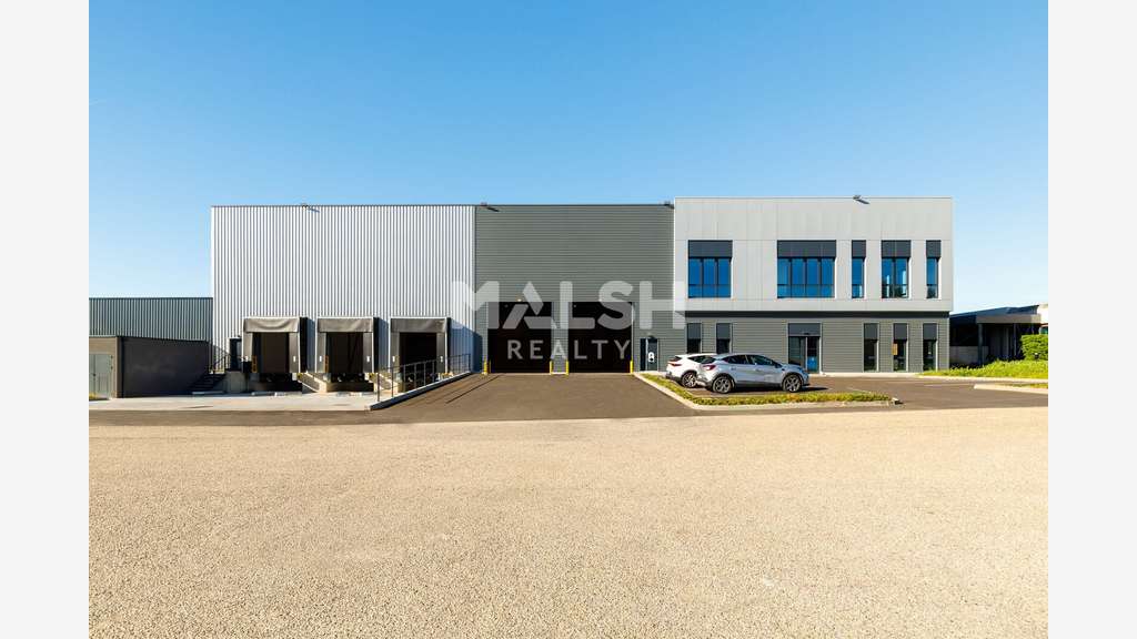 Locaux d'activités de 3.828m² avec quais à louer