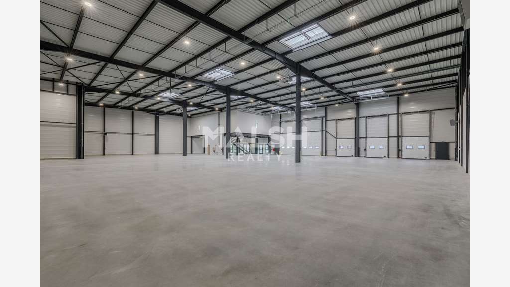 Locaux d'activités de 3.828m² avec quais à louer