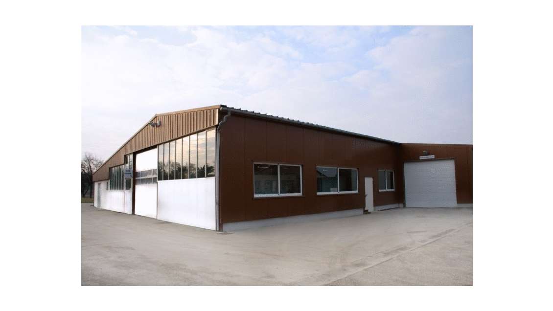 À louer : locaux d'activités de 850 m² à Luxiol, D