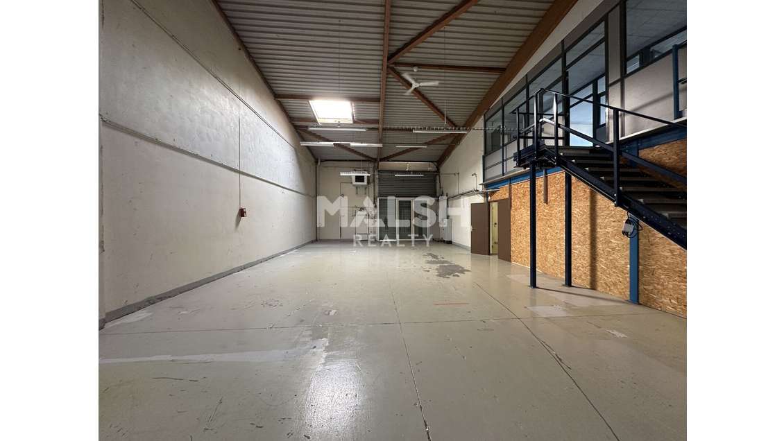 Locaux et bureaux 1131m² divisibles à Décines
