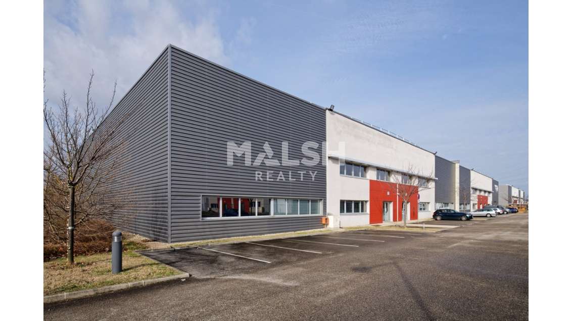 Locaux d'activités 4298m² à louer à St Priest A43