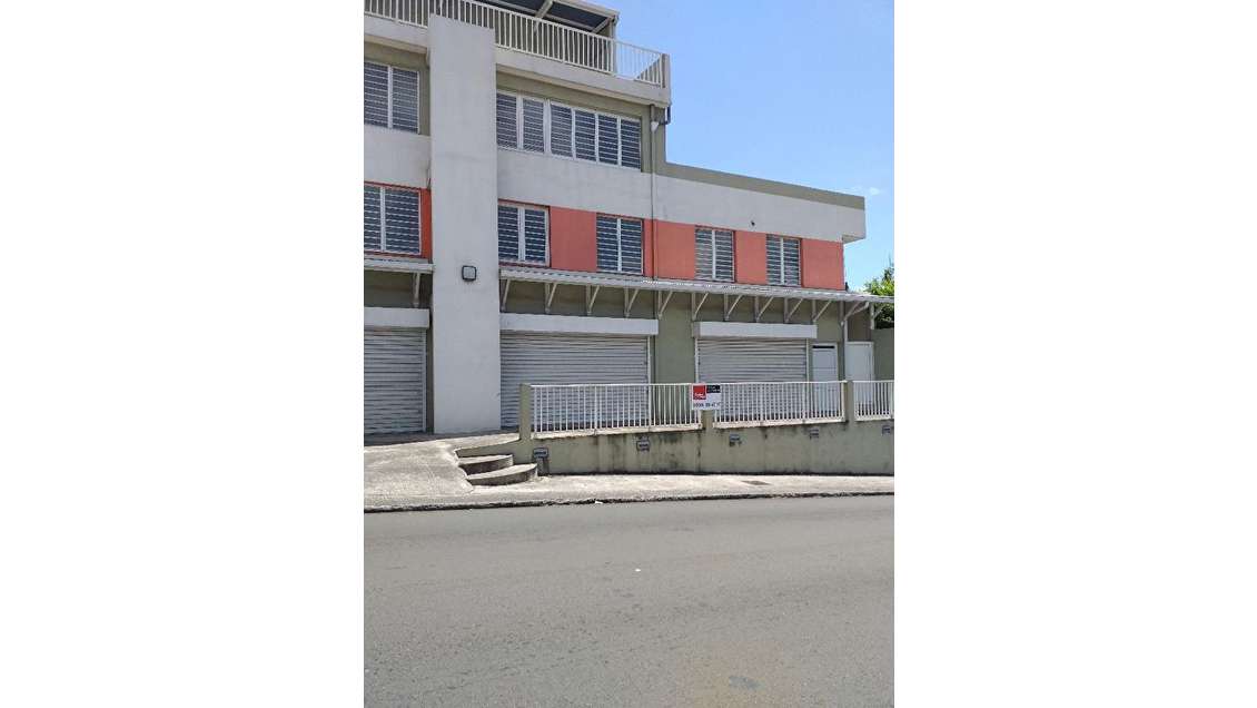 A louer locaux commerciaux de 534m² au Marin