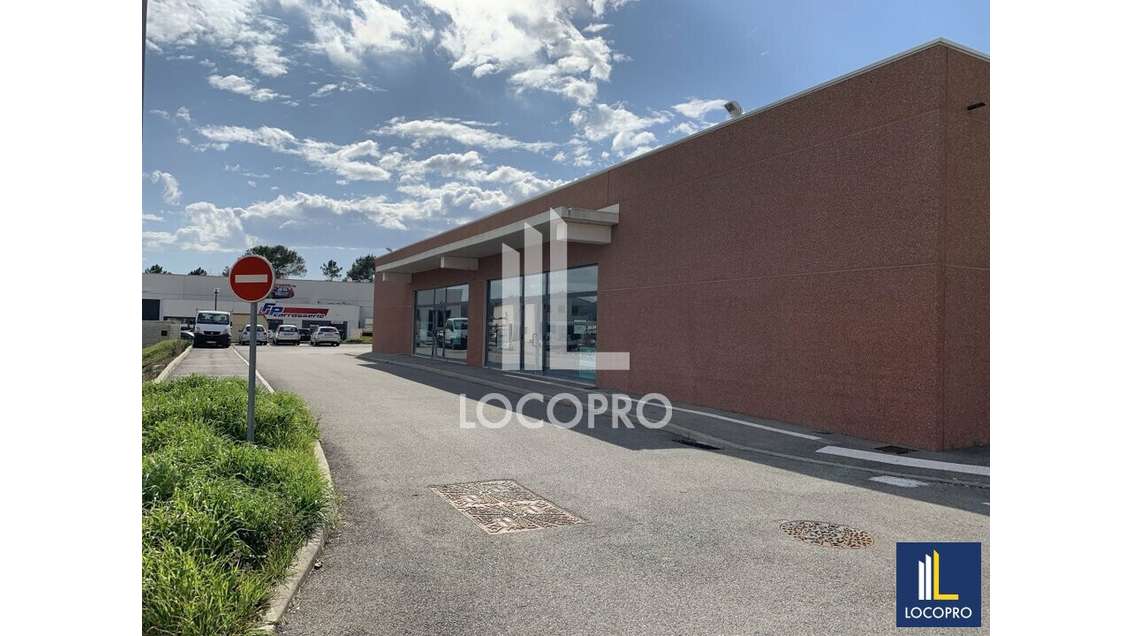 Local d'activité de 580m² à louer à Montauroux