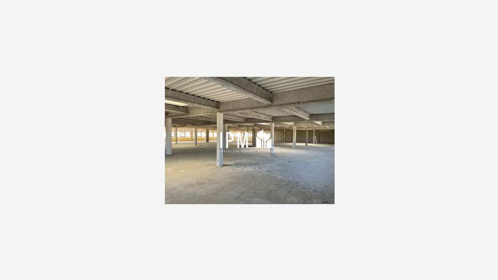 A louer local commercial 1119m² à Puget sur Argens